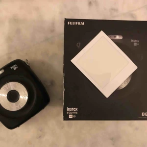  - Endast använd vi en omgång! Mordern version av en analogkamera med skärm och justeringar till. 10 olika effekter och redigerings funktioner. Square format. Går även att använda minneskort för val av bilder och utskrift. Ny pris 2290kr