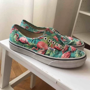  - Vans i modellen authentic i stl 39. Limitied edition flamingo print, köpta på Hawaii. Har använt några gånger men i fint skick, behöver nya skosnören bara.  Normala i storleken. Finns att hämta i Stockholm eller skickas via postnord.