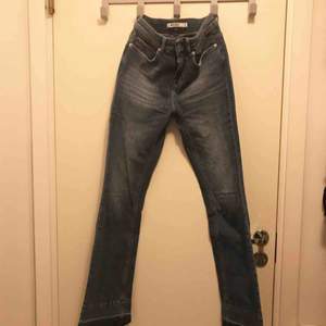 Bootcut jeans från NA-KD med slitning. Strl EU32. Pris: 50 kr