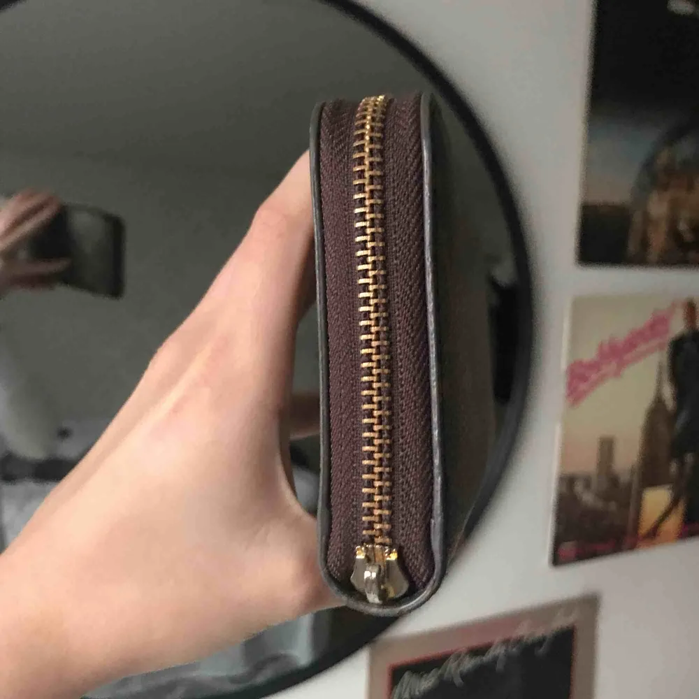 Super fin fake Louis Vuitton plånbok. Super bra skicka förutom att den inte har något spänne till dragkedjan, funkar ändå bra att stänga och öppna. Priset kan diskuteras.. Övrigt.