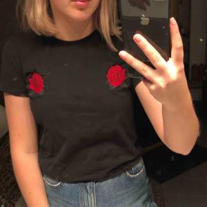 T-shirt med rosor på från bik bok i strl s