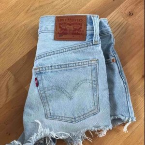  - As snygga Levi’s shorts i fint skick , använda 1 sommar! , säljer pga , för små:( 💗