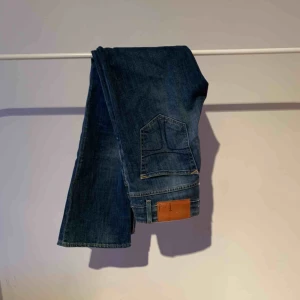  - Stl är 28/32 men som är riktigt små i stl, därav skrev jag 27/32. Flaremodell, ankellånga. Snygg blå tvätt. Använda 1 gång, 1299kr i butik. 