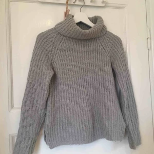 - Ljusgrå stickad tröja med polokrage⭐️