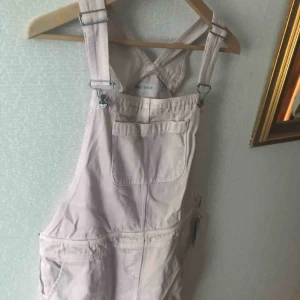  - Rosa hängselbyxor , aldrig använda