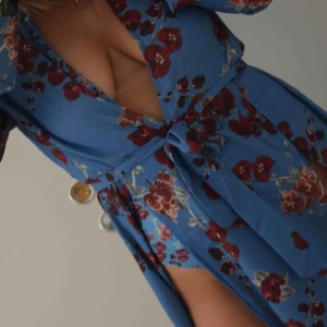  - Säljer en blazerdress med en tillhörande baddräkt från na-kd. Perfekt att ha på beachcluben. Detta är använt 1-2 gånger. Blazerdress: 36 baddräkt: M 