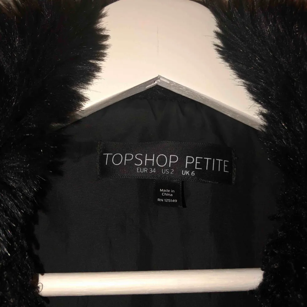 Pälsjacka från Topshop med teddy-partier. Köpt här men aldrig fått användning för den. snygg är den dock!!🥳. Jackor.