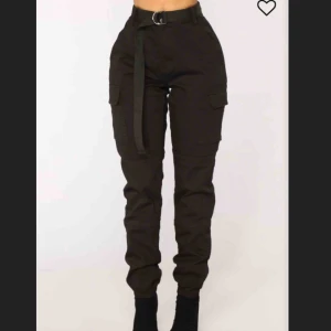  - Säljer ett par skit fina cargobyxor från Fashion Nova som jag aldrig har använt! :)