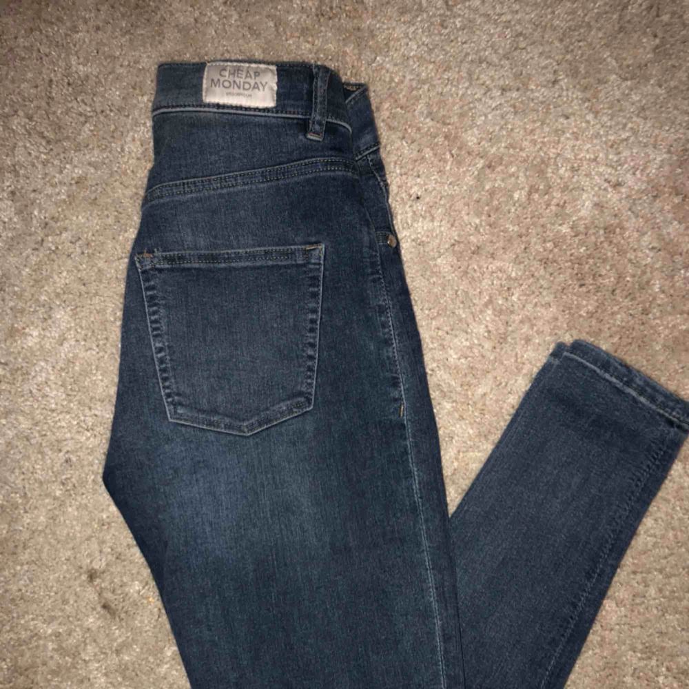 Tighta stretchiga högmidjade jeans 🌸. Jeans & Byxor.