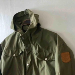  - Vintage Fjällräven Greenland i trevligt skick, Från 70-talet. Ikonisk svensk fritidsjacka. Hämtas i Uppsala eller skickas mot fraktkostnad. 180 på lapp sitter som medium 