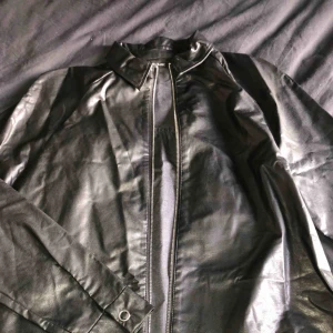  - Skinnskjorta i skinnimitation, från ZARA. Oanvänd. Strl XS