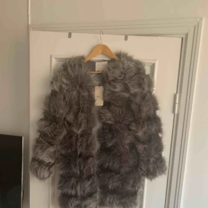  - Nypris 1499kr. Köpt i december 2018, aldrig använd. Lapp sitter kvar plus extra knapp. Kappan är i storlek XS men funkar även för S. 