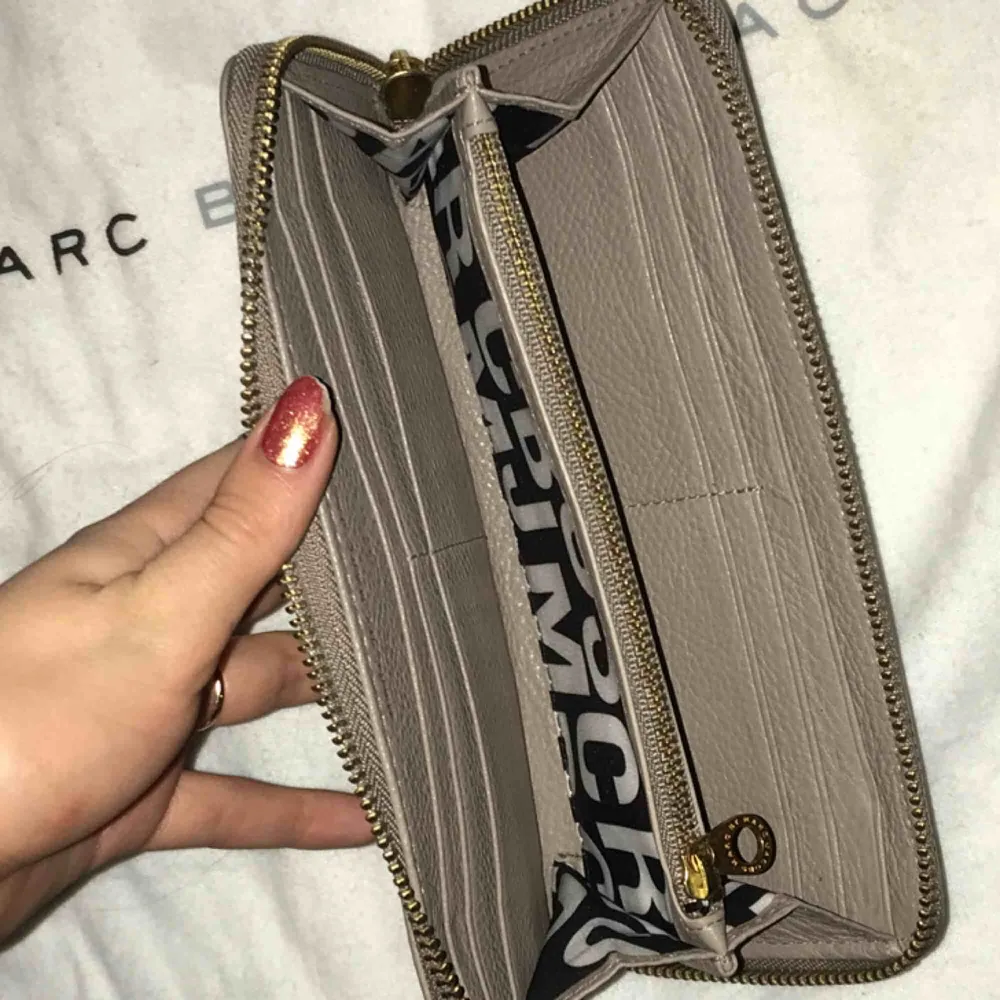 Rymlig och praktisk plånbok från Marc by Marc Jacobs! Beige-grå i äkta skinn. Inköpt på NK och är nästintill oanvänd💕 köpare står för eventuell frakt. Accessoarer.