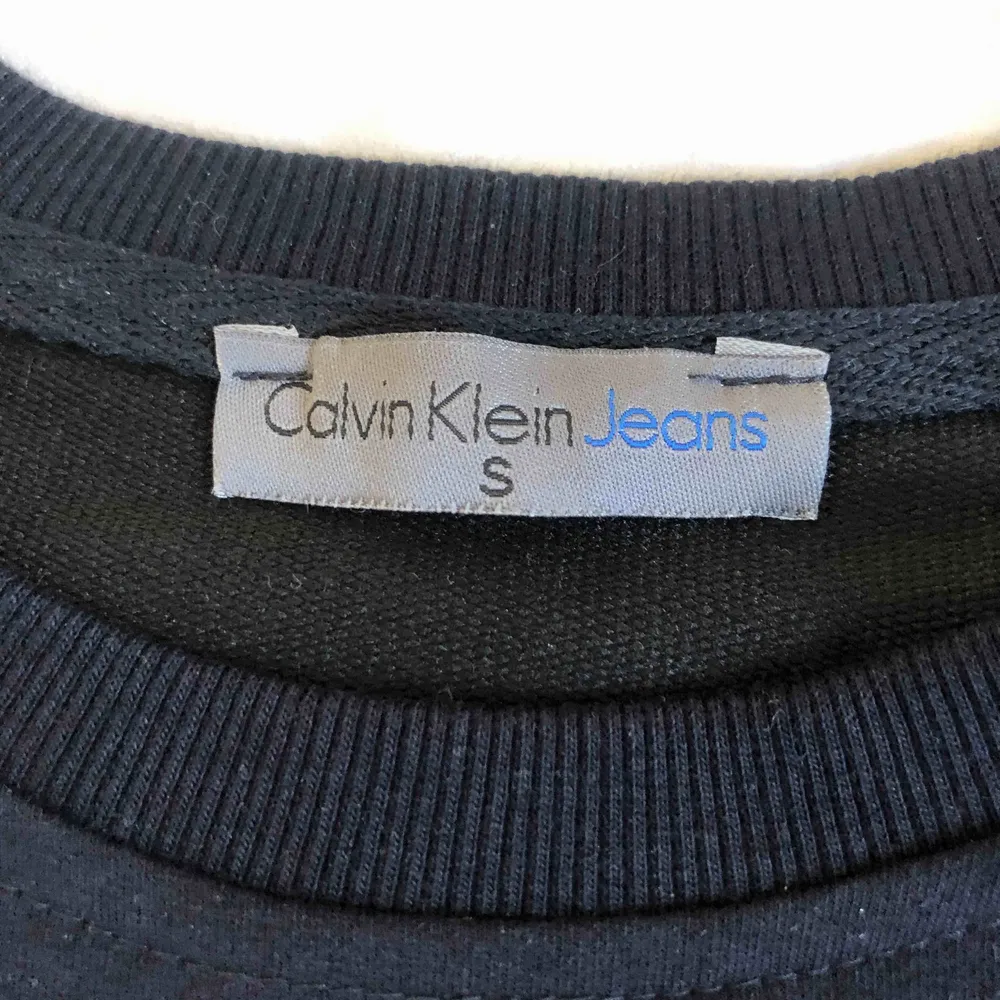 jättefin långärmad tröja från Calvin Klein som jag croppat själv! Aldrig använd och i fint skick, såklart äkta. Köpare står för frakt. Hoodies.