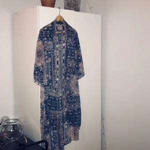  - Mönstrad lång kimmono/kofta. Transparent tyg. 