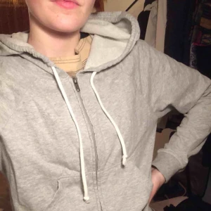  - Hoodie! Köparen står för frakt:)