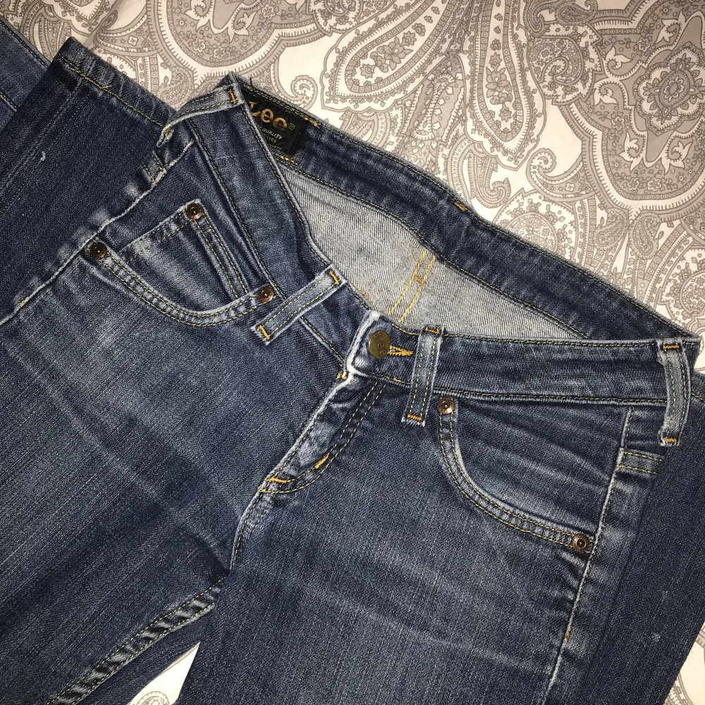 jättefina lee jeans i väldigt bra skick, säljs pga blivit försmå. Jeans & Byxor.