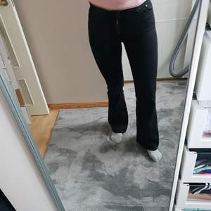 Bootcut jeans från crocker i storlek 27/32  Sparsamt använda säljer pga för små   Orginalpris från JC 699kr  Modellen heter: skinny flared fit jeans pow 223 Black  Kan hämtas upp i stockholm eller skickas 