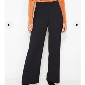  - Kostymbyxor från Lindex i modellen Lykke. Använda en gång, så i nyskick! Inköpspris 300kr, säljer för 150. Kan mötas i Stockholm/Uppsala eller så står köparen för frakten 🌟🌟  