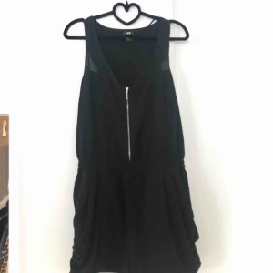  - Jumpsuit med dragkedja och meshdetaljer. Finns att hämta i Uppsala. Kan även posta, säljaren betalar då frakt