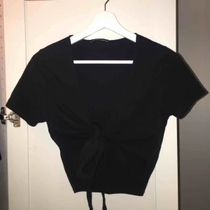  - Svart crop top, går att knyta lite som man vill. Onesize men passar xs-m, knappt använd 