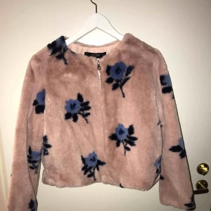  - Jag säljer en mönstrad jacka/päls från Zara med dragkedja fram.  Den kommer från ett djur och rökfritt hem. Frakt tillkommer om du inte kan mötas upp i närheten.   