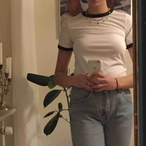  - Vit T-shirt med svarta kanter köpt på Urban Outfitters för några år sedan! Använd en del men ändå i väldigt bra skick! Den är jätte snygg, säljer endast pga att den inte längre kommer till användning! 