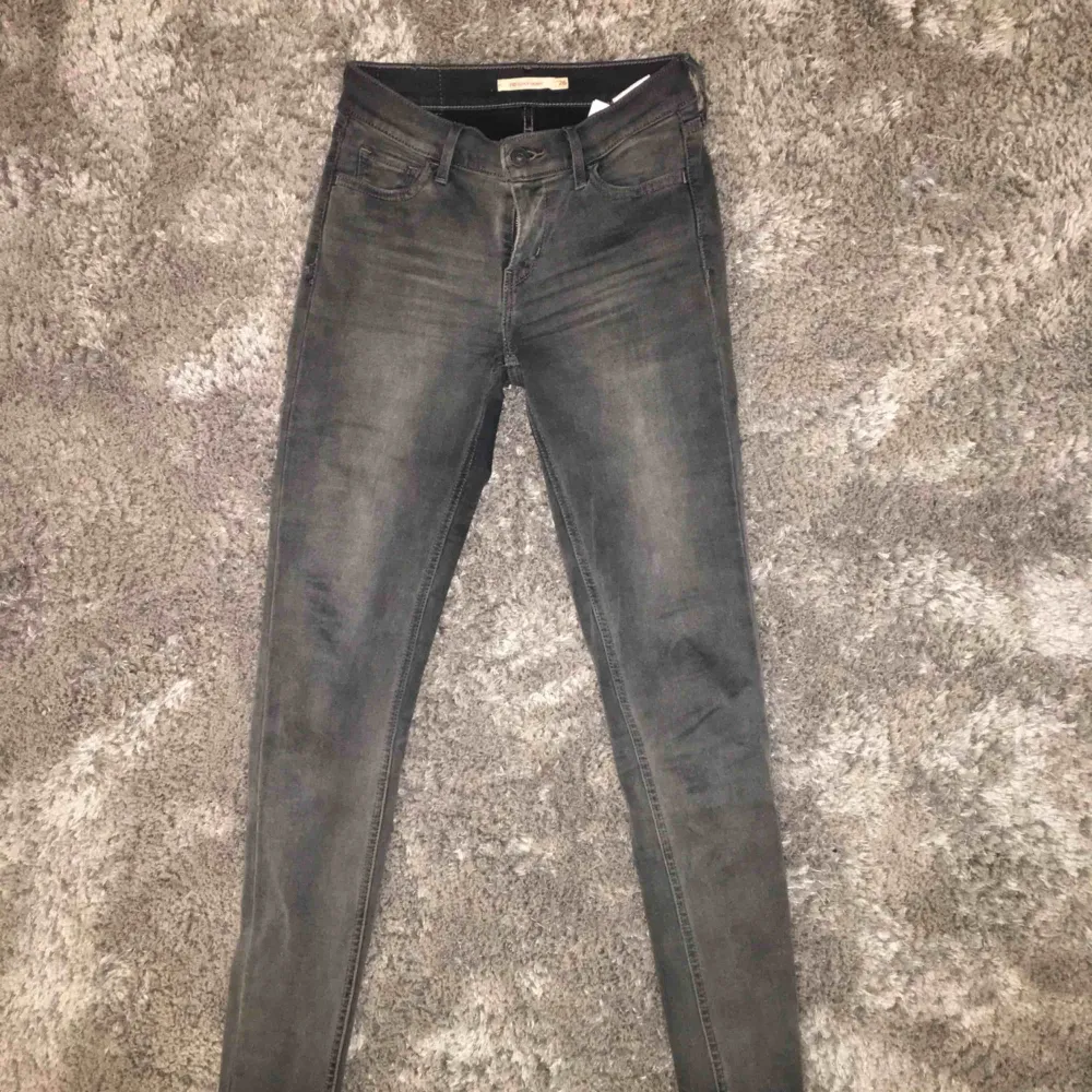 Gråa o stretchiga jeans från Levi’s, storlek 26 i midjan, skulle gissa på 32 i längd. Modellen heter 710 super skinny. Skitsnygga o man får bra rumpa! . Jeans & Byxor.