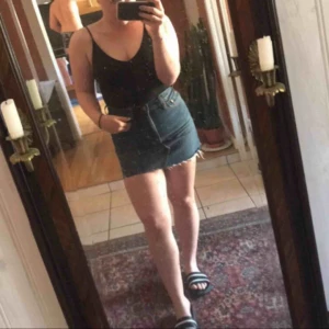  - Säljer nu min älskade Levis kjol då den blivit för liten  :( inköpt sommaren 2018 och användes vid fåtal tillfällen. Den har ingen strech utan är 100% jeans. Inköpt på Nelly.com för runt 600<3