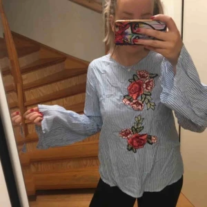  - Väldigt fin tröja från bikbok, använd 1 gång, vida armar