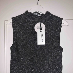 - Glittrig croptop. Perfekt till nyår! Helt oanvänd med lappar kvar. 