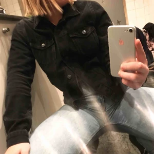  - Enkel svart jeansjacka med detaljer på ryggen. Använd fåtal gånger, som ny. Nypris: 300 kr