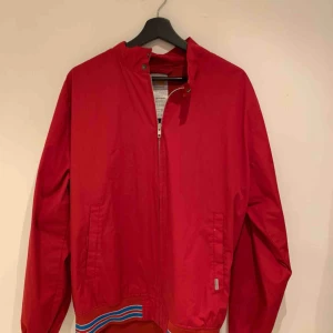  - Extremt fin Carhartt Jacka i Röd , nästan aldrig använd