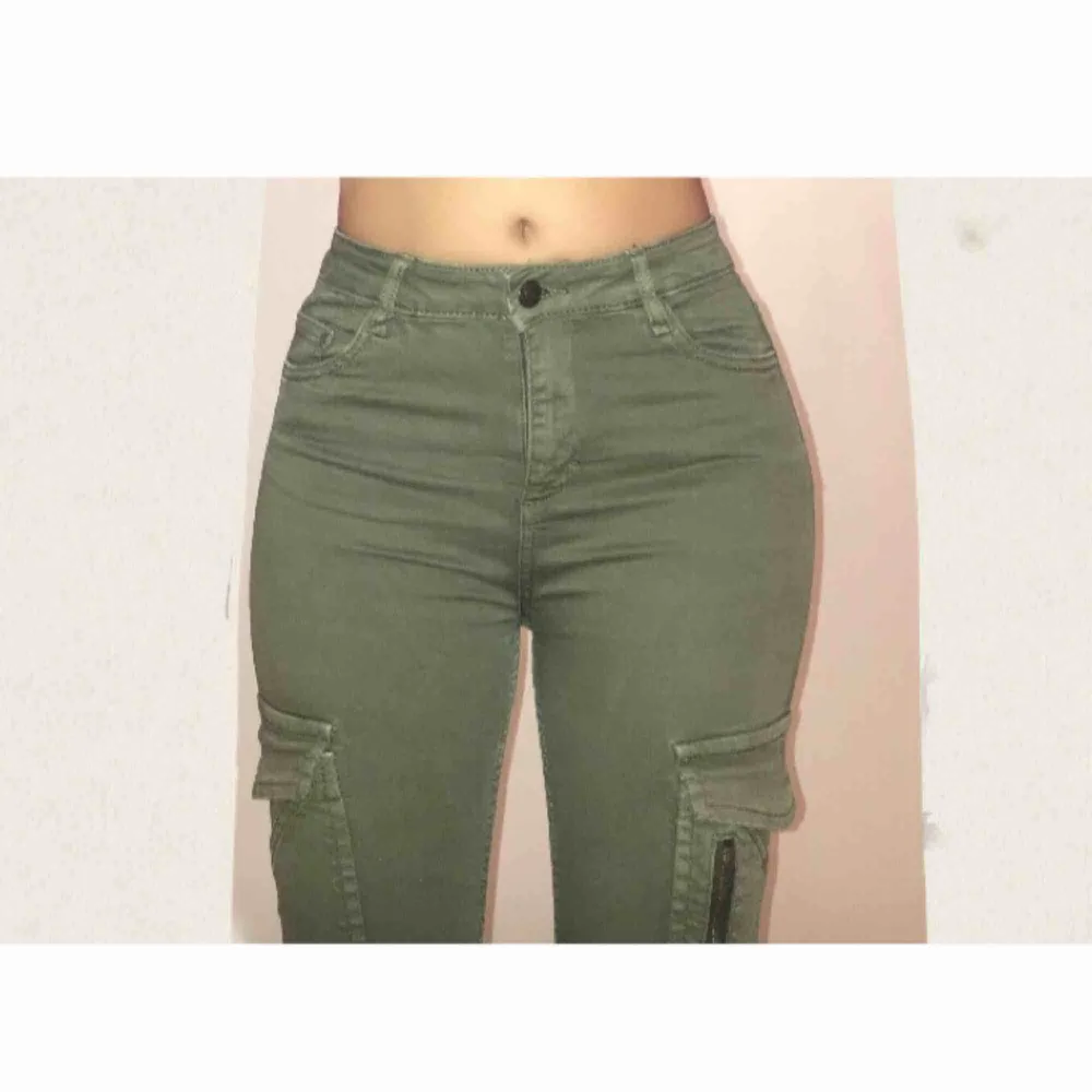 Balla cargo jeans som ENDAST är testade inomhus! Jeansen har snygga detaljer och de sitter jättefint på, säljs för 250kr +50 kr frakt. Betalning sker via swish om det önskas❤️. Jeans & Byxor.