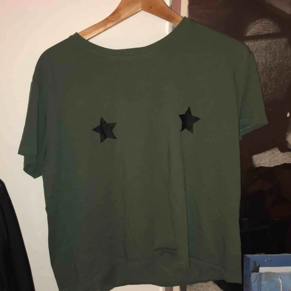 T-shirt från na-kd med stjärnor.. T-shirts.
