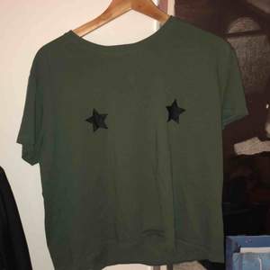 T-shirt från na-kd med stjärnor.