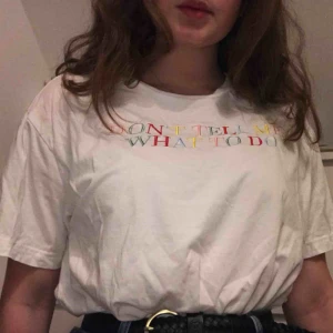  - Nästan helt oanvänd t-shirt från Monki i storlek M. 