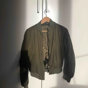  - Grön bomberjacka från Chiquelle, toppenkvalité! Passar xs/s