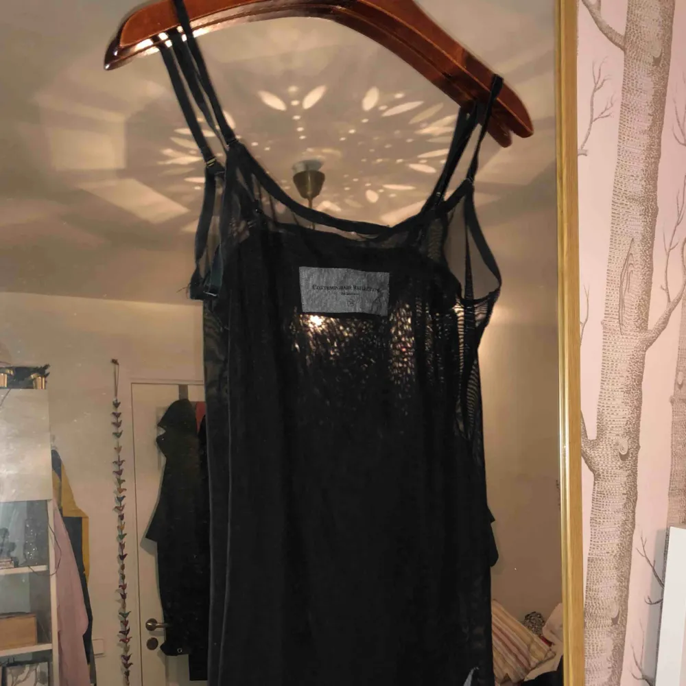 Svart transparent mesh-linne alternativt klänning, går till mitten av låret på mig som är 165 lång.. Toppar.