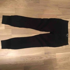  - Nelly träningstights, aldrig använda. Svarta med nätmönster på benen. Hör av dig vid intresse :)
