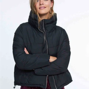  - Snygg o enkel puffer jacket från Gina! Lite smink på inre sidan av kragen därav det billiga priset (går såklaaart att tvätta bort)  Frakt tillkommer 