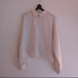  -  Skitfin skjort från Wera/Åhléns! Köpt för 399 kr för ett par veckor sedan. Den har en pytteliten reva (se sista bilden) därav endast 75kr för skjortan trots nyinköpt! :))  Kan hämtas i Gubbängen. Jag kan även mötas upp om vi tajmar var andra bra gällande tid och place. Eller om du vill ha den på posten så splittar vi på frakten :) 