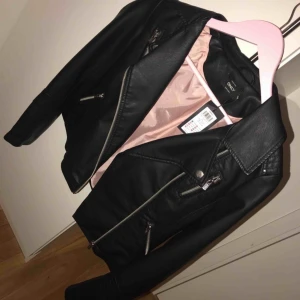  - Oanvänd skinnjacka från only, jätte fin 