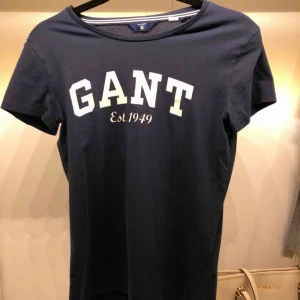  - Marinblå Gant t-shirt i storlek XS. Knappt använd. Nypris: ca 600kr