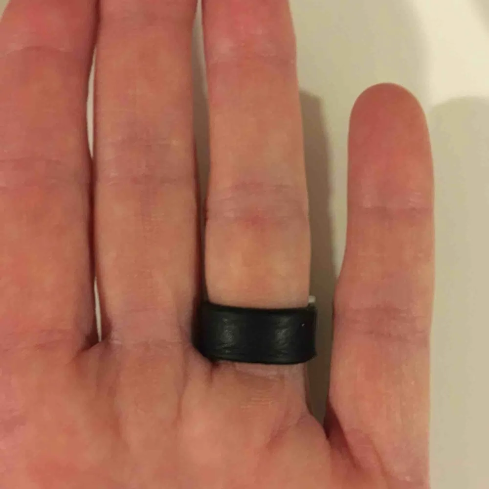 Black leather swarovski ring Size 15,5 (55,5). Accessoarer.