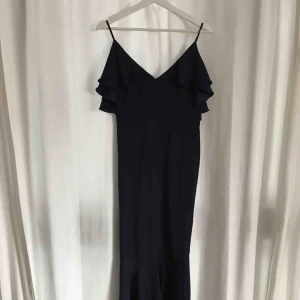  - Supersnygg balklänning ”fishtail” modell. Från Nelly.com egna märke. Mörkblå storlek 38. 