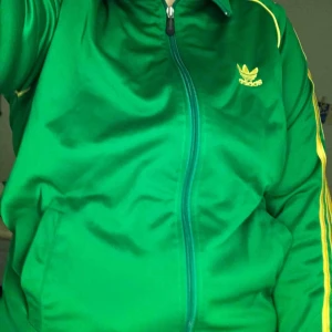  - superfin vintage adidasjacka!! bra skick, grön och guldig! står XL men skulle säga mer L/M köparen betalar frakt!!