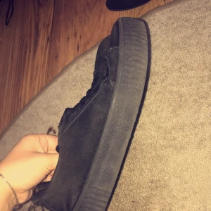  - Sköna mocka skor i storlek 39 men passar 38 med. Använda 1 gång & har bara lite damm på sig som jag kommer tvätta innan de skickas såklart. Frakt tillkommer