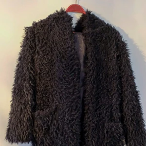  - Mjuk och fluffig tröja/jacka med fickor, inga knappar, fuskpäls