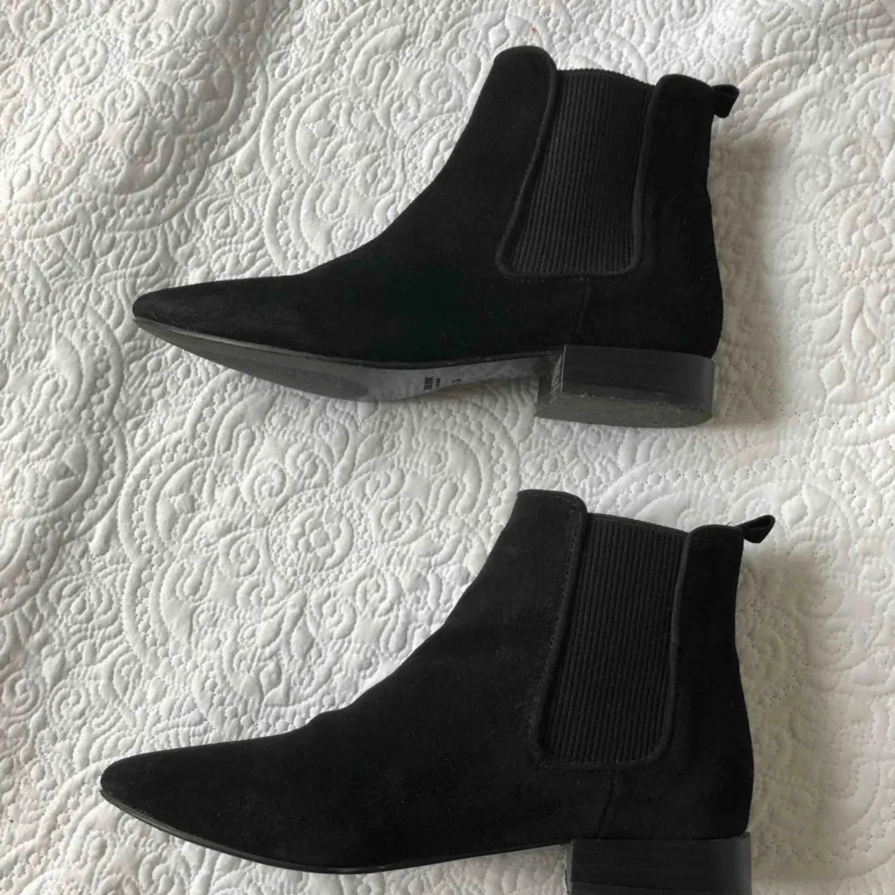 Ett par svarta boots från Zara✨Köpte för 799kr💸 använd bara ett fåtal gånger! Ny skick✨! Säljer pga fel storlek (jag har 36.5) . Skor.